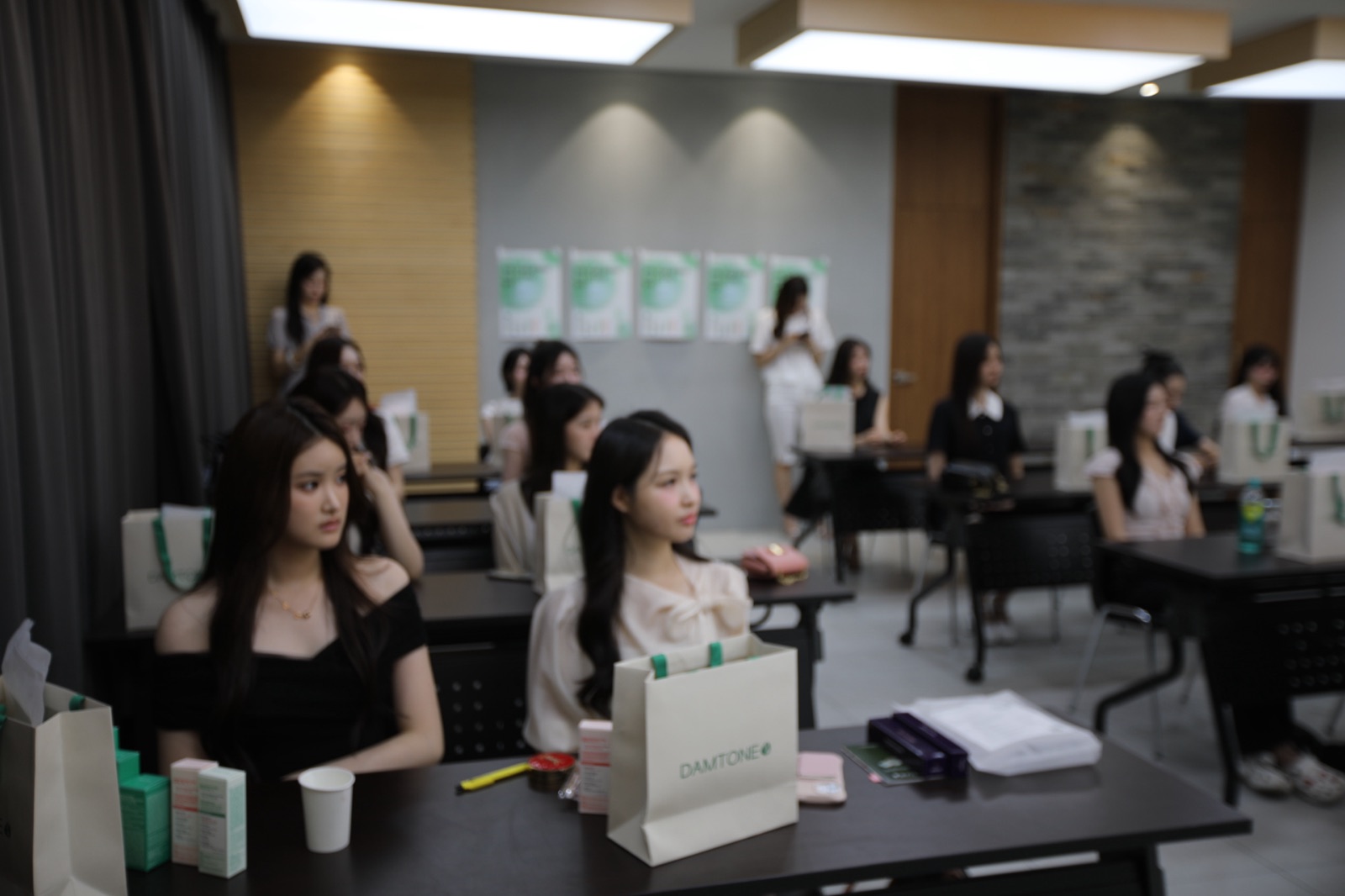 담톤 브랜드 행사에 참여한 고객들